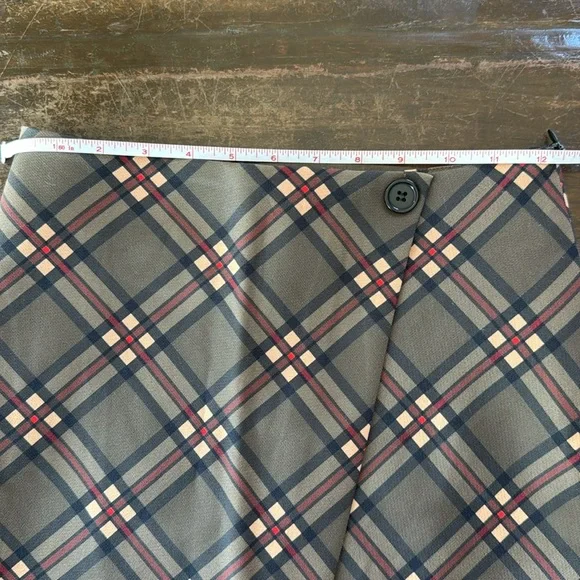 Stylish Mini Skirt in Black and Cream - Picture 9 of 9